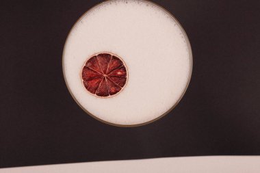 Lokantadaki masada alkol kokteyli.