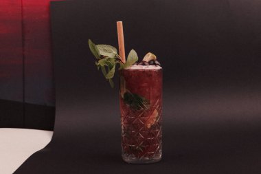 Lokantadaki masada alkol kokteyli.