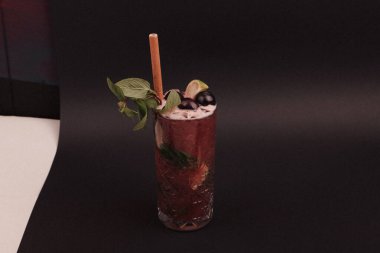 Lokantadaki masada alkol kokteyli.