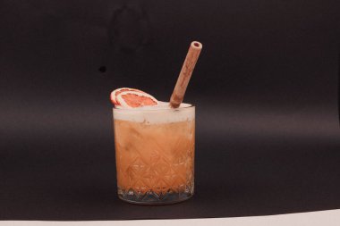 Lokantadaki masada alkol kokteyli.