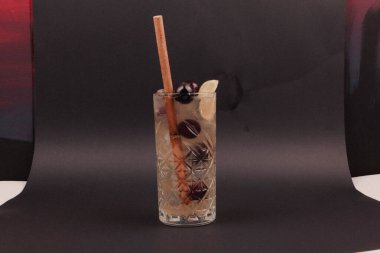 Lokantadaki masada alkol kokteyli.