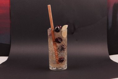 Lokantadaki masada alkol kokteyli.