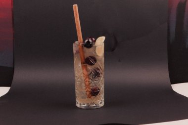 Lokantadaki masada alkol kokteyli.