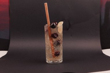 Lokantadaki masada alkol kokteyli.