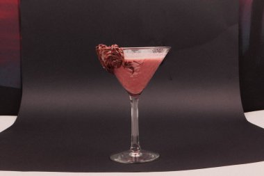 Lokantadaki masada alkol kokteyli.