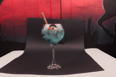 Lokantadaki masada alkol kokteyli.