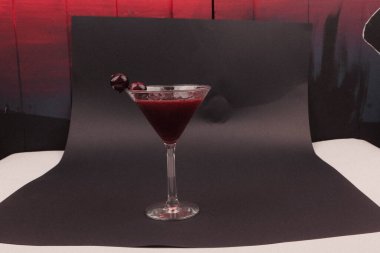 Lokantadaki masada alkol kokteyli.