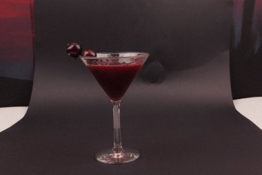 Lokantadaki masada alkol kokteyli.