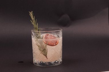 Lokantadaki masada alkol kokteyli.