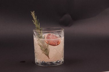 Lokantadaki masada alkol kokteyli.