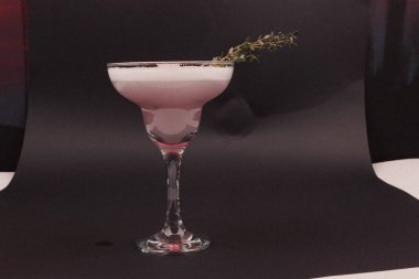 Lokantadaki masada alkol kokteyli.