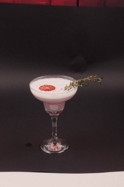 Lokantadaki masada alkol kokteyli.