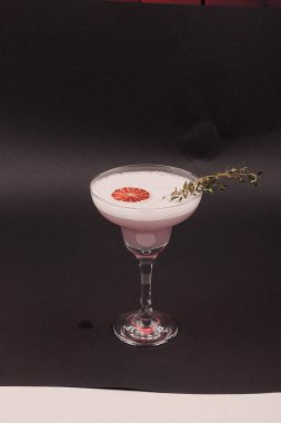 Lokantadaki masada alkol kokteyli.