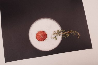 Lokantadaki masada alkol kokteyli.