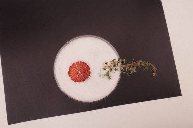 Lokantadaki masada alkol kokteyli.