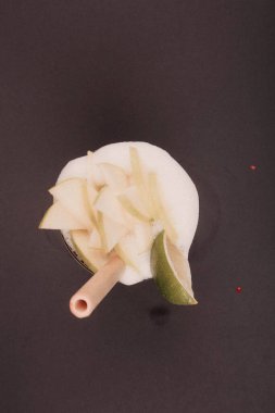 Lokantadaki masada alkol kokteyli.