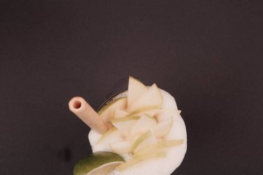 Lokantadaki masada alkol kokteyli.