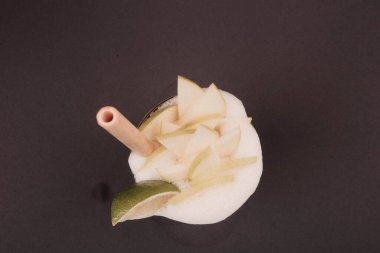 Lokantadaki masada alkol kokteyli.