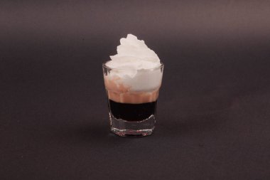 Lokantadaki masada alkol kokteyli.