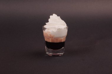 Lokantadaki masada alkol kokteyli.