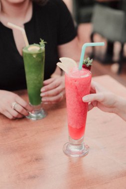 Lokantadaki masada alkol kokteyli.