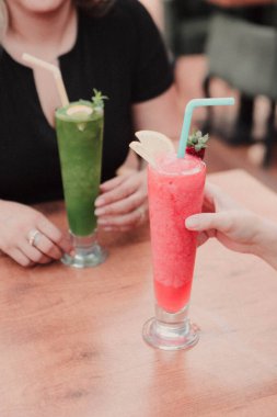 Lokantadaki masada alkol kokteyli.