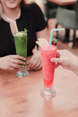 Lokantadaki masada alkol kokteyli.