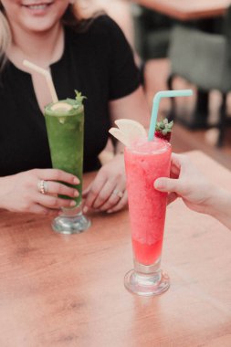 Lokantadaki masada alkol kokteyli.