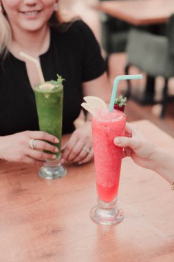 Lokantadaki masada alkol kokteyli.