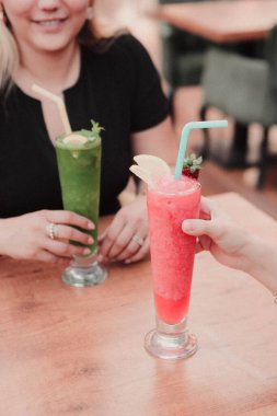 Lokantadaki masada alkol kokteyli.