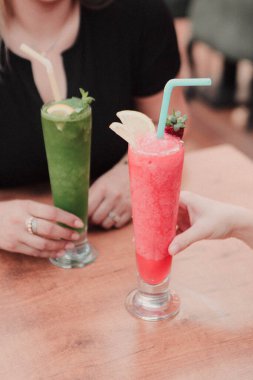 Lokantadaki masada alkol kokteyli.