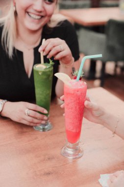 Lokantadaki masada alkol kokteyli.