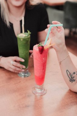 Lokantadaki masada alkol kokteyli.