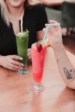 Lokantadaki masada alkol kokteyli.