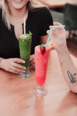 Lokantadaki masada alkol kokteyli.