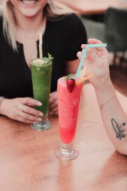 Lokantadaki masada alkol kokteyli.