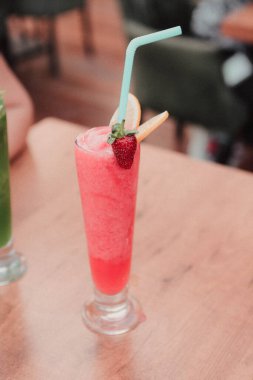 Lokantadaki masada alkol kokteyli.