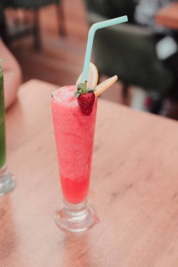 Lokantadaki masada alkol kokteyli.