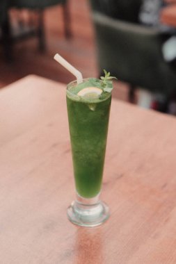 Lokantadaki masada alkol kokteyli.