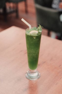 Lokantadaki masada alkol kokteyli.