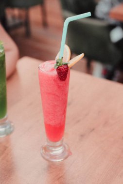 Lokantadaki masada alkol kokteyli.