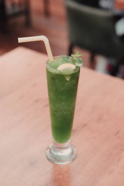 Lokantadaki masada alkol kokteyli.