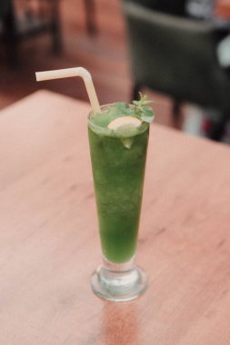 Lokantadaki masada alkol kokteyli.