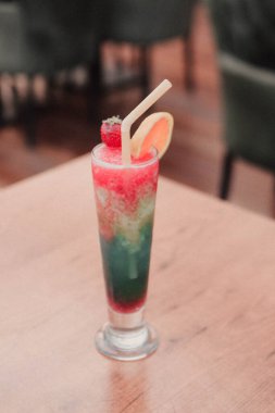 Lokantadaki masada alkol kokteyli.