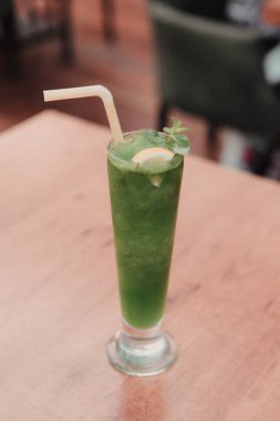 Lokantadaki masada alkol kokteyli.