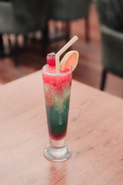 Lokantadaki masada alkol kokteyli.