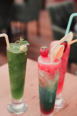 Lokantadaki masada alkol kokteyli.