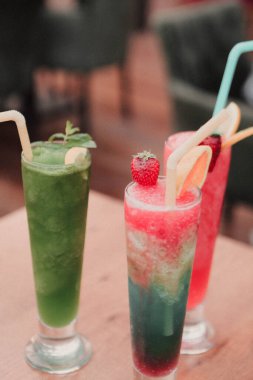 Lokantadaki masada alkol kokteyli.