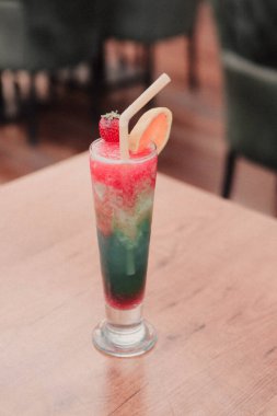 Lokantadaki masada alkol kokteyli.