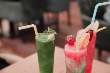 Lokantadaki masada alkol kokteyli.